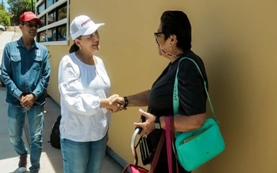  REALIZA LA DOCTORA ...